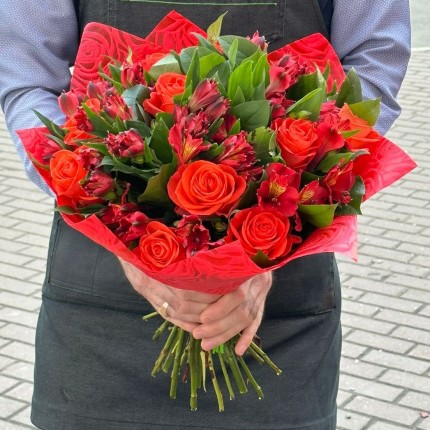 Букет "Страсть поцелуя" из оранжевых роз и красных альстромерий с доставкой в Липецке