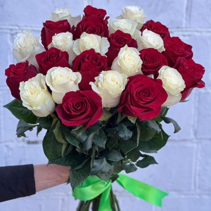 Букет «Баланс» из красных и белых роз - купить с доставкой в Липецке