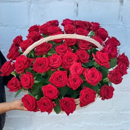 Корзинка "Моей королеве" из красных роз с доставкой в Липецке