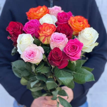Букет из разноцветных роз с доставкой  в Липецке